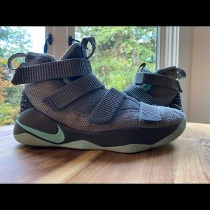 Nike Lebron Soldier 11 Youth Size 5